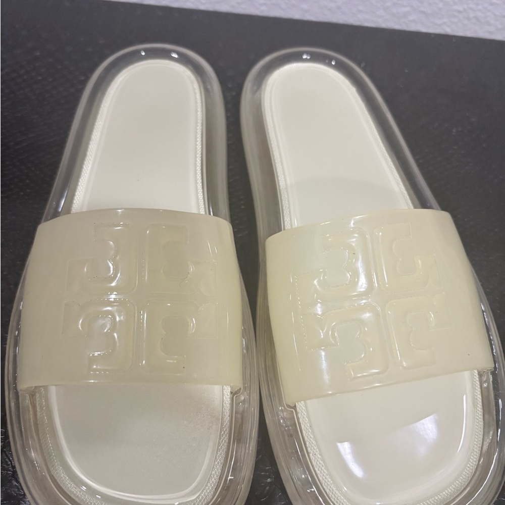 Tory Burch Cream Sandals Elegant Design
